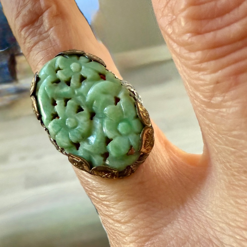 Elegant Green Floral Ring